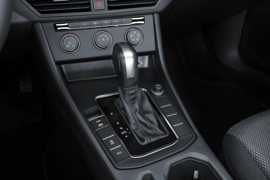Детали интерьера Volkswagen Jetta Trendline 2018 года  (MX) (фото 15 из 21)